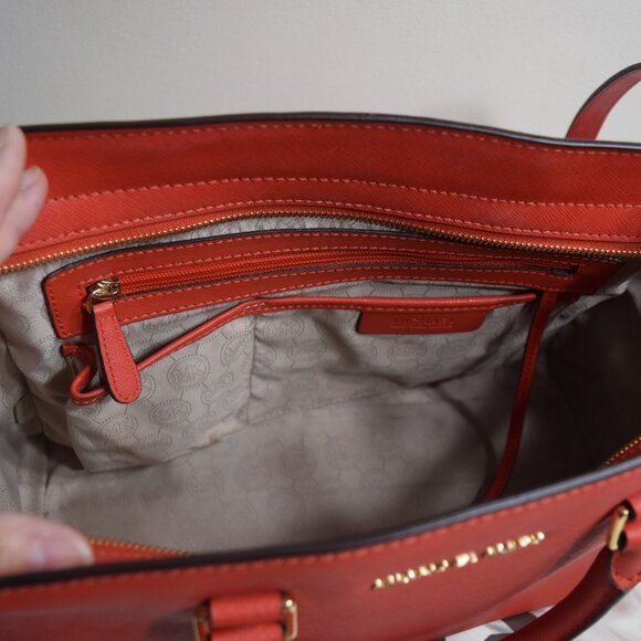 Michael Kors Sheila medium Handbag, red with matching wallet - Picture 3 of 15